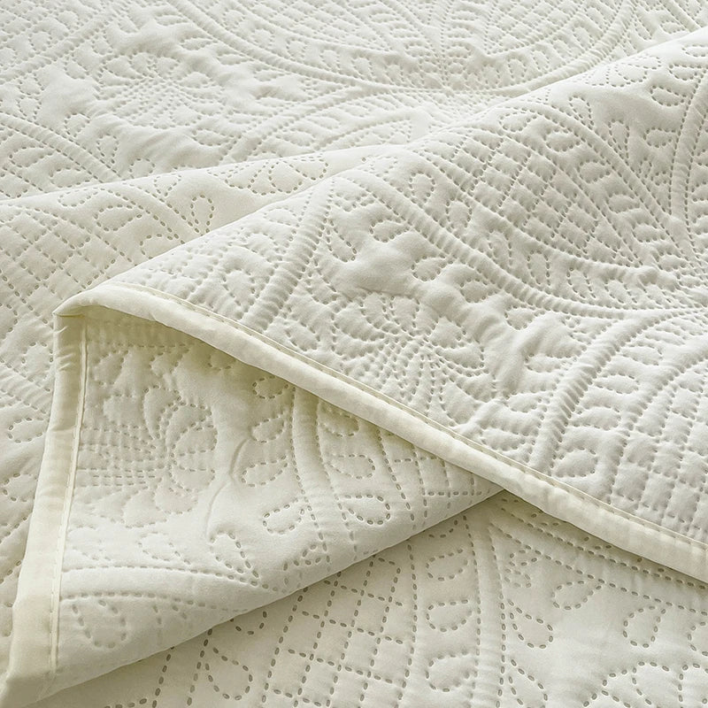 1-Pc Modern Coin Pattern Bed Quilt – Soft, Lightweight, Reversible, All-Season