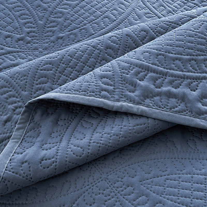 1-Pc Modern Coin Pattern Bed Quilt – Soft, Lightweight, Reversible, All-Season