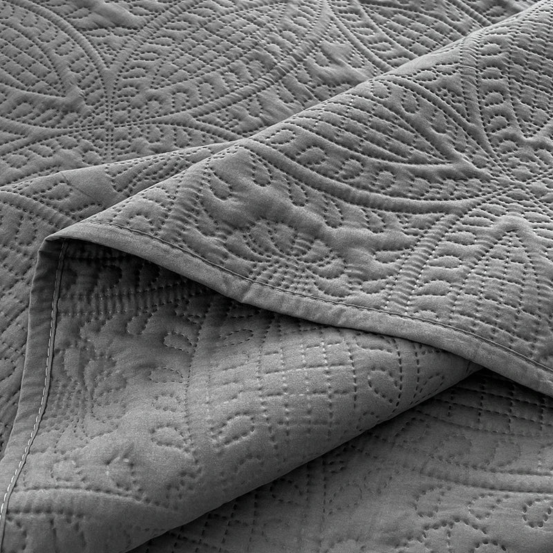 1-Pc Modern Coin Pattern Bed Quilt – Soft, Lightweight, Reversible, All-Season