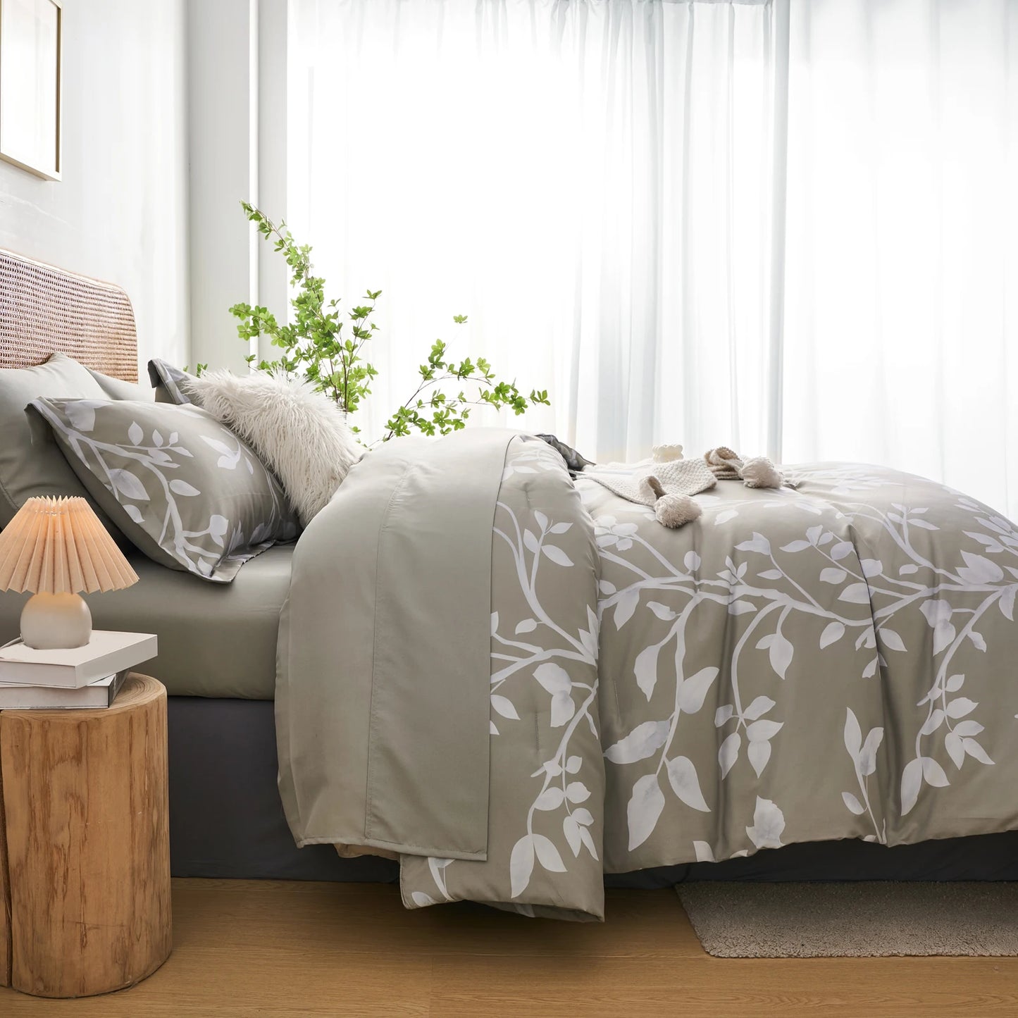 7-Piece Leaf Print Comforter Set Queen – Soft, Cozy, All-Season Bedding