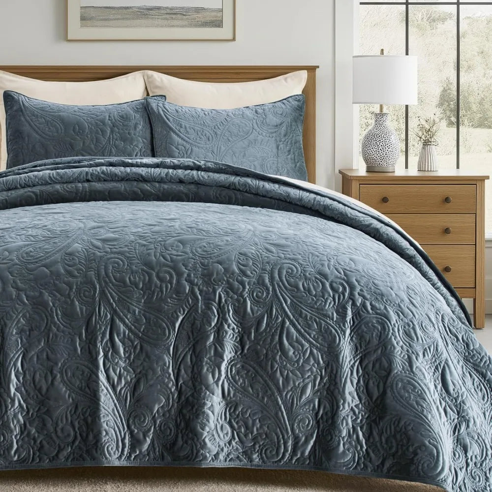 Luxury Pearl Velvet King Quilt Set – Soft Paisley Comforter with Pillow Shams 🛏️💎