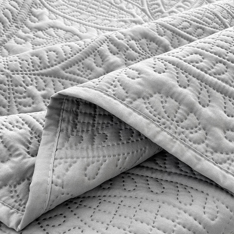 1-Pc Modern Coin Pattern Bed Quilt – Soft, Lightweight, Reversible, All-Season