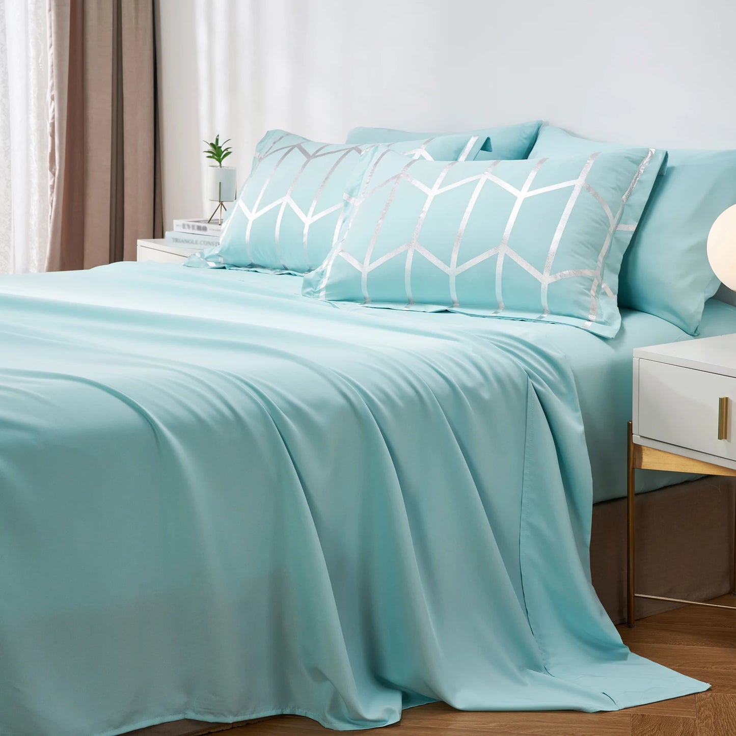 Elegant Gold Foil Comforter Set – Soft, Warm & Stylish Bedding
