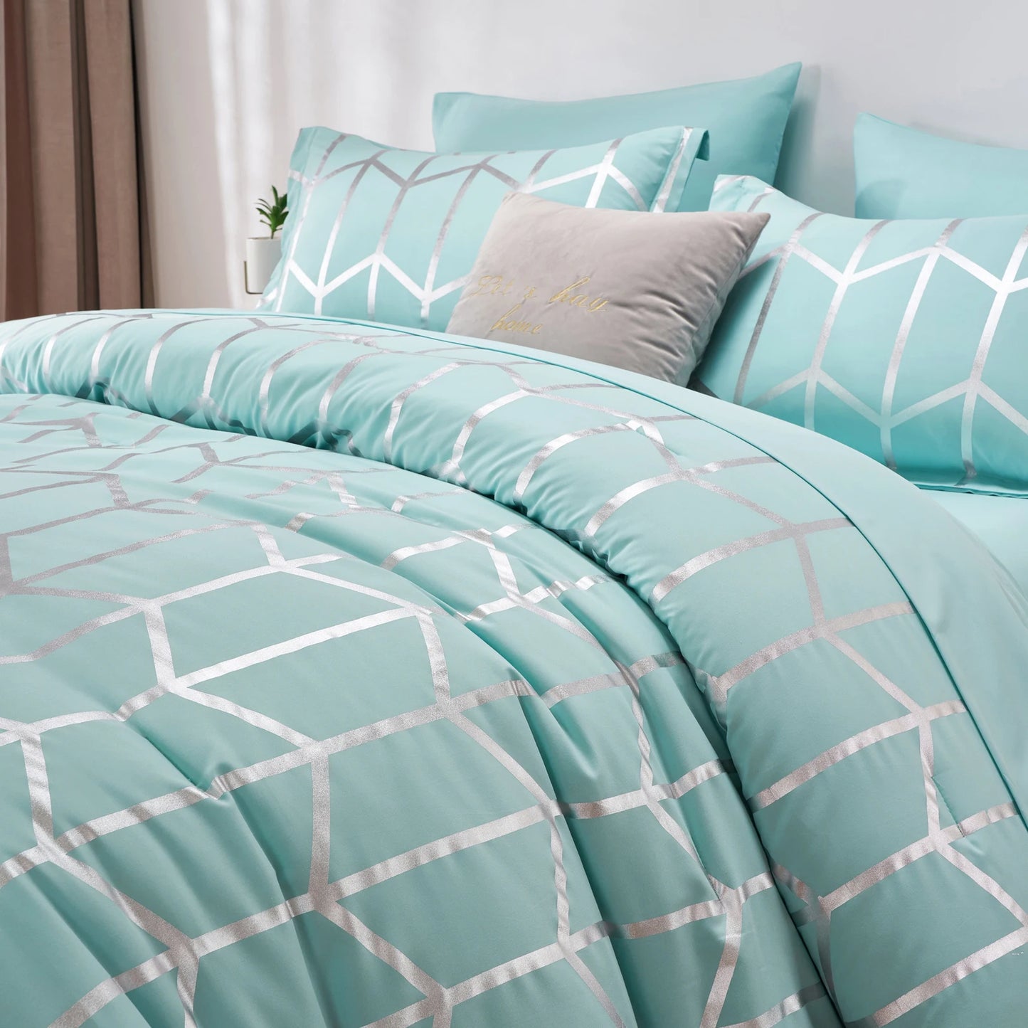 Elegant Gold Foil Comforter Set – Soft, Warm & Stylish Bedding
