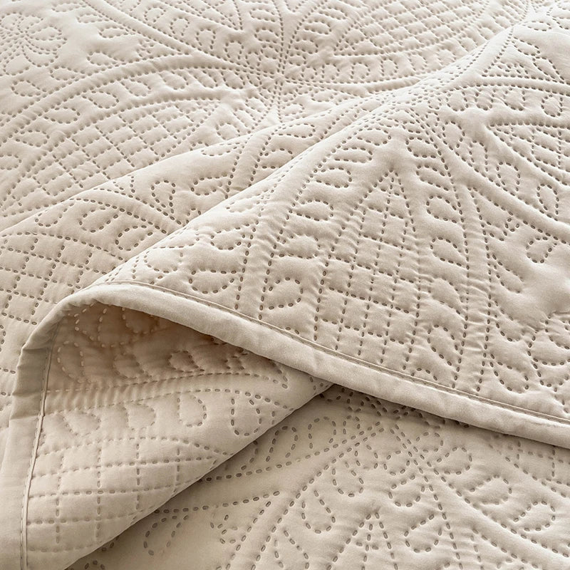 1-Pc Modern Coin Pattern Bed Quilt – Soft, Lightweight, Reversible, All-Season