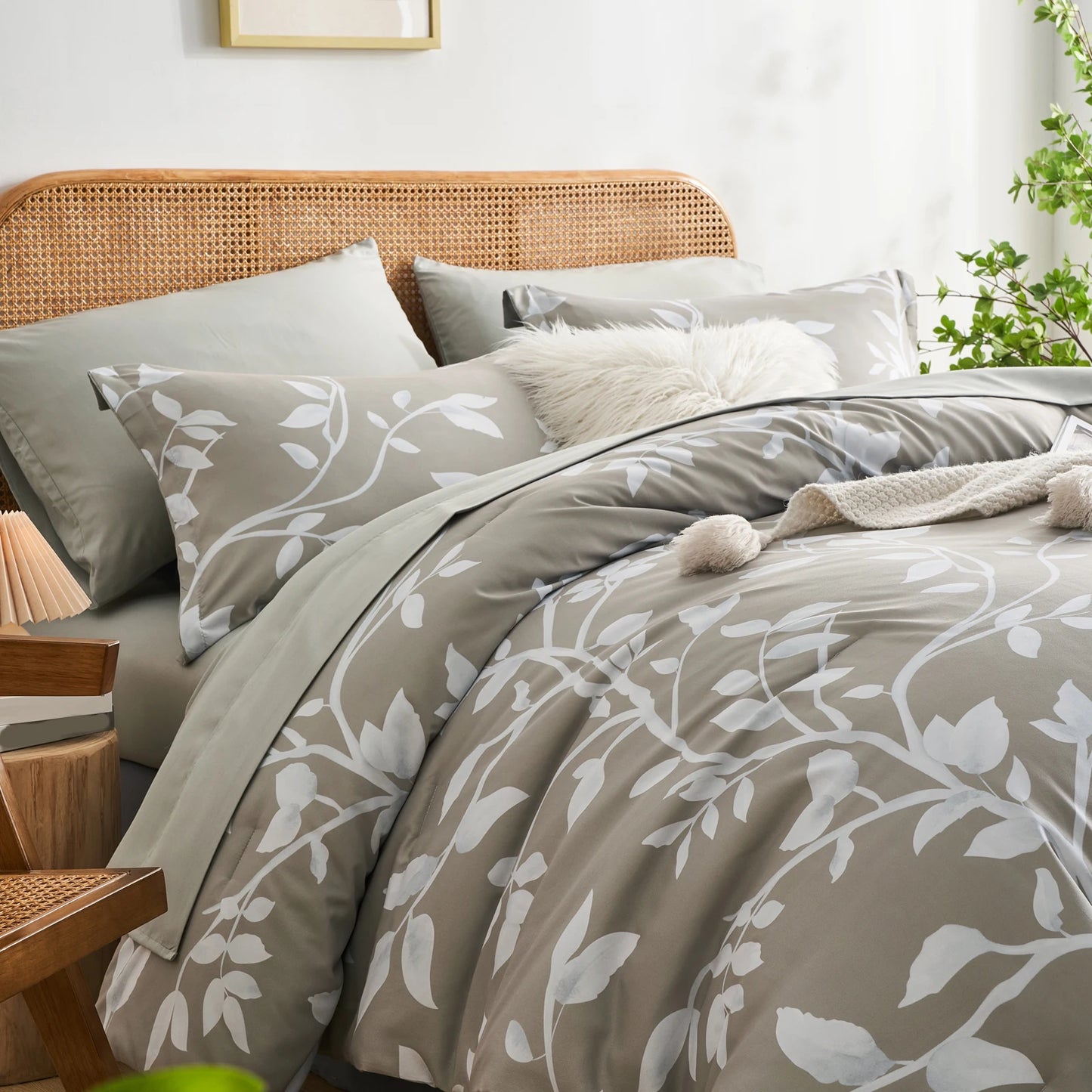 7-Piece Leaf Print Comforter Set Queen – Soft, Cozy, All-Season Bedding