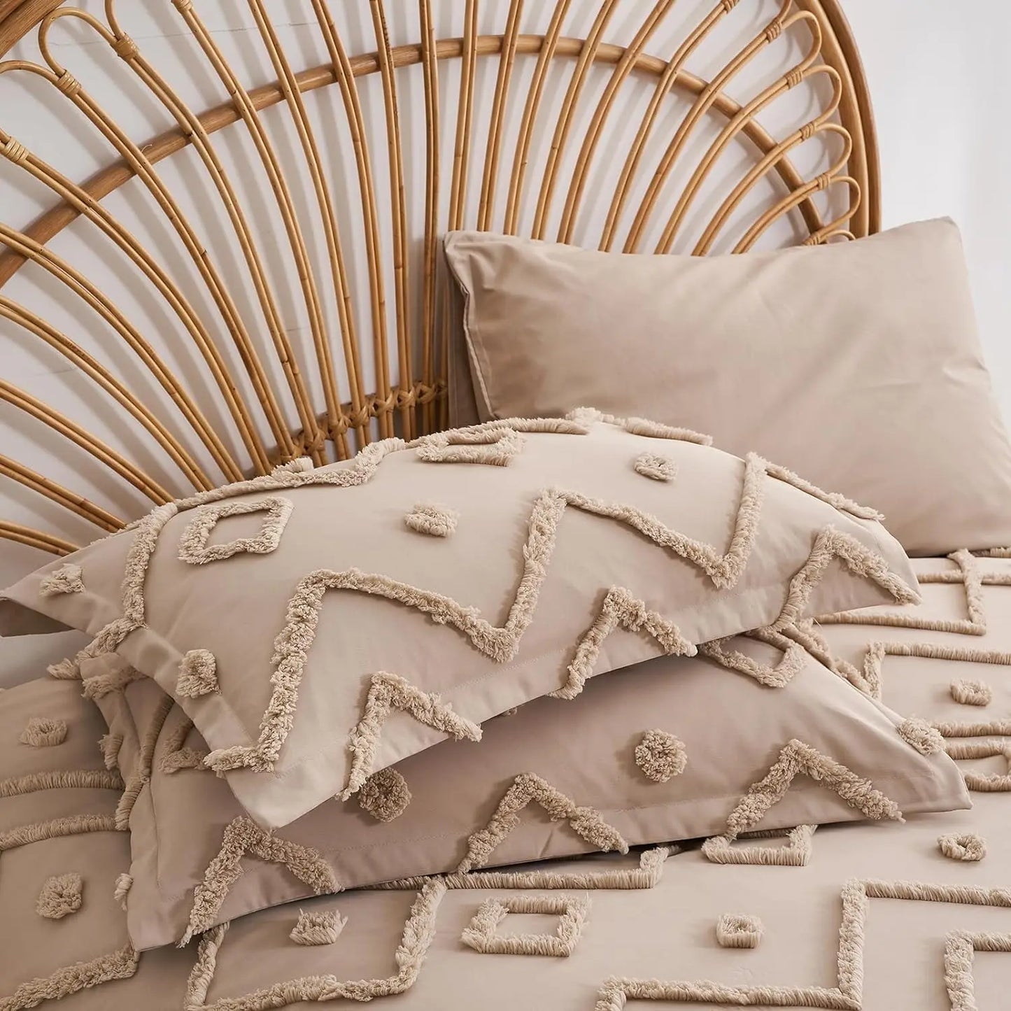 7-Piece Tufted Quilt Bedding Set – Soft Microfiber Lightweight Comforter Set for All Seasons